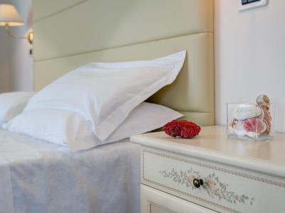Camera da letto elegante con conchiglie decorative sul comodino.